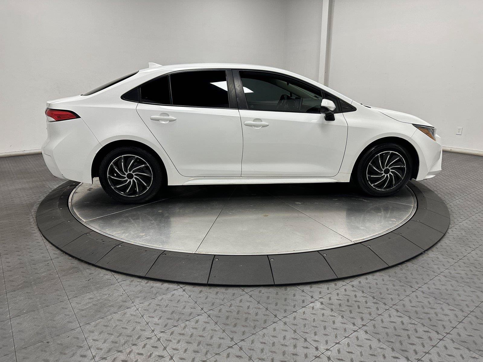 Used 2021 Toyota Corolla LE FWD image 15