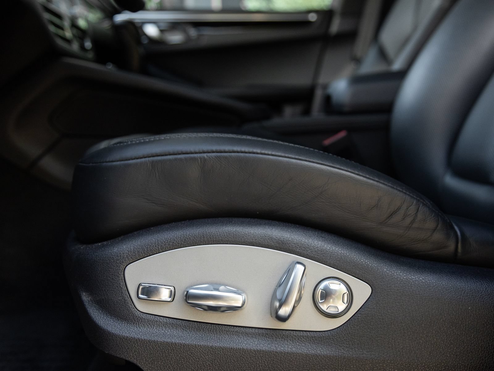 Certified 2024 Porsche Macan AWD/4WD image 21