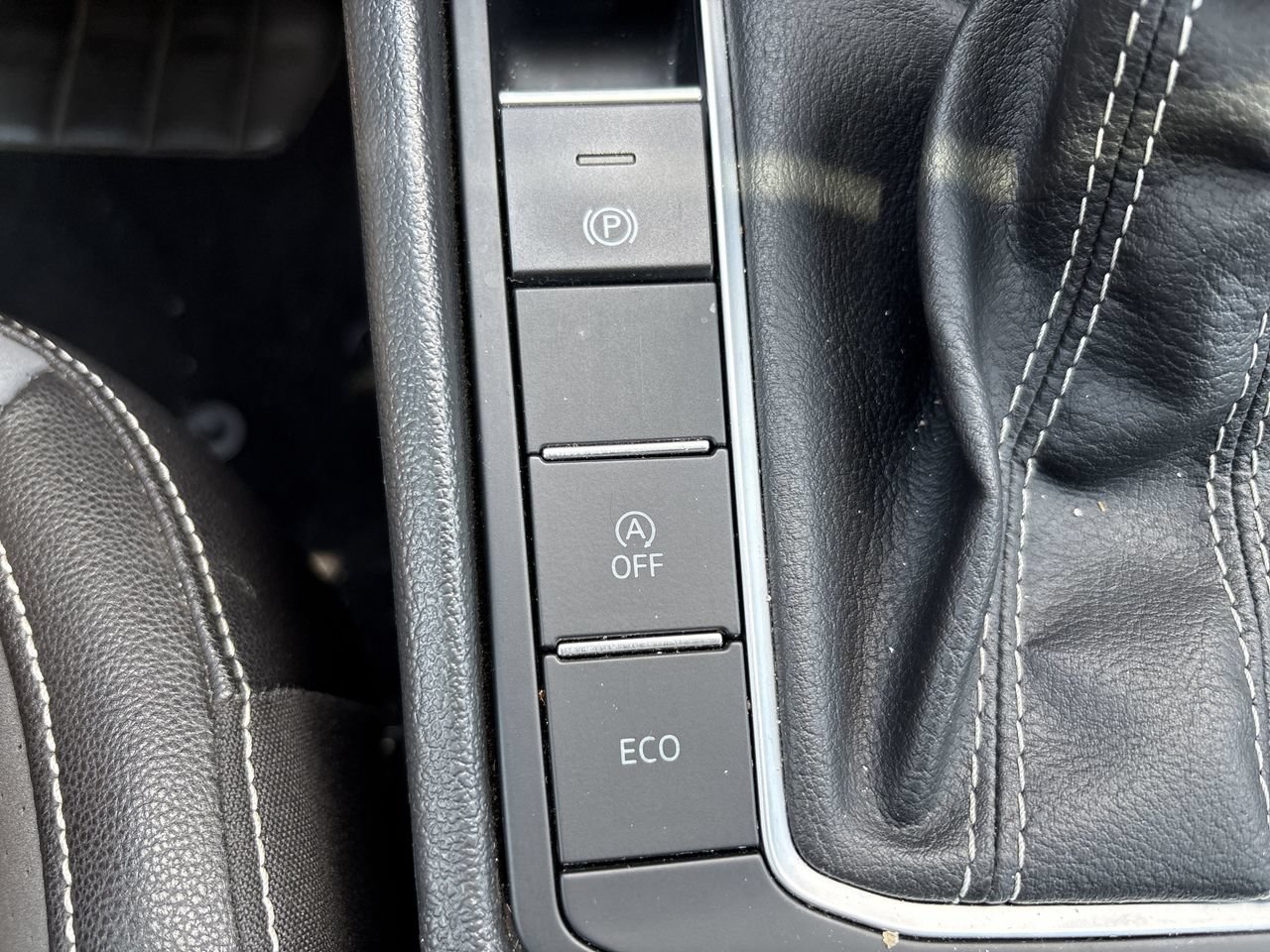 Used 2025 Volkswagen Jetta SE FWD image 8