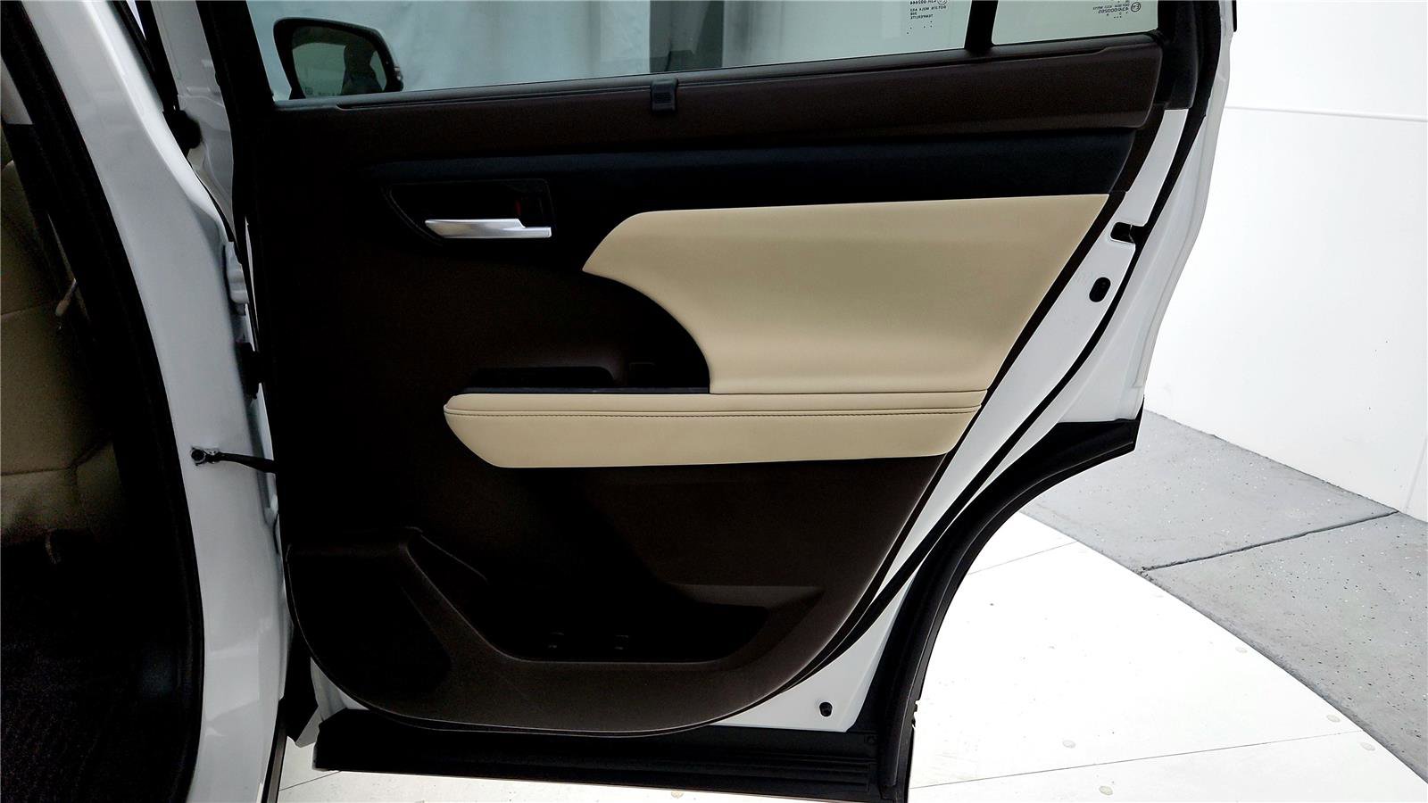 Used 2022 Toyota Highlander XLE image 30