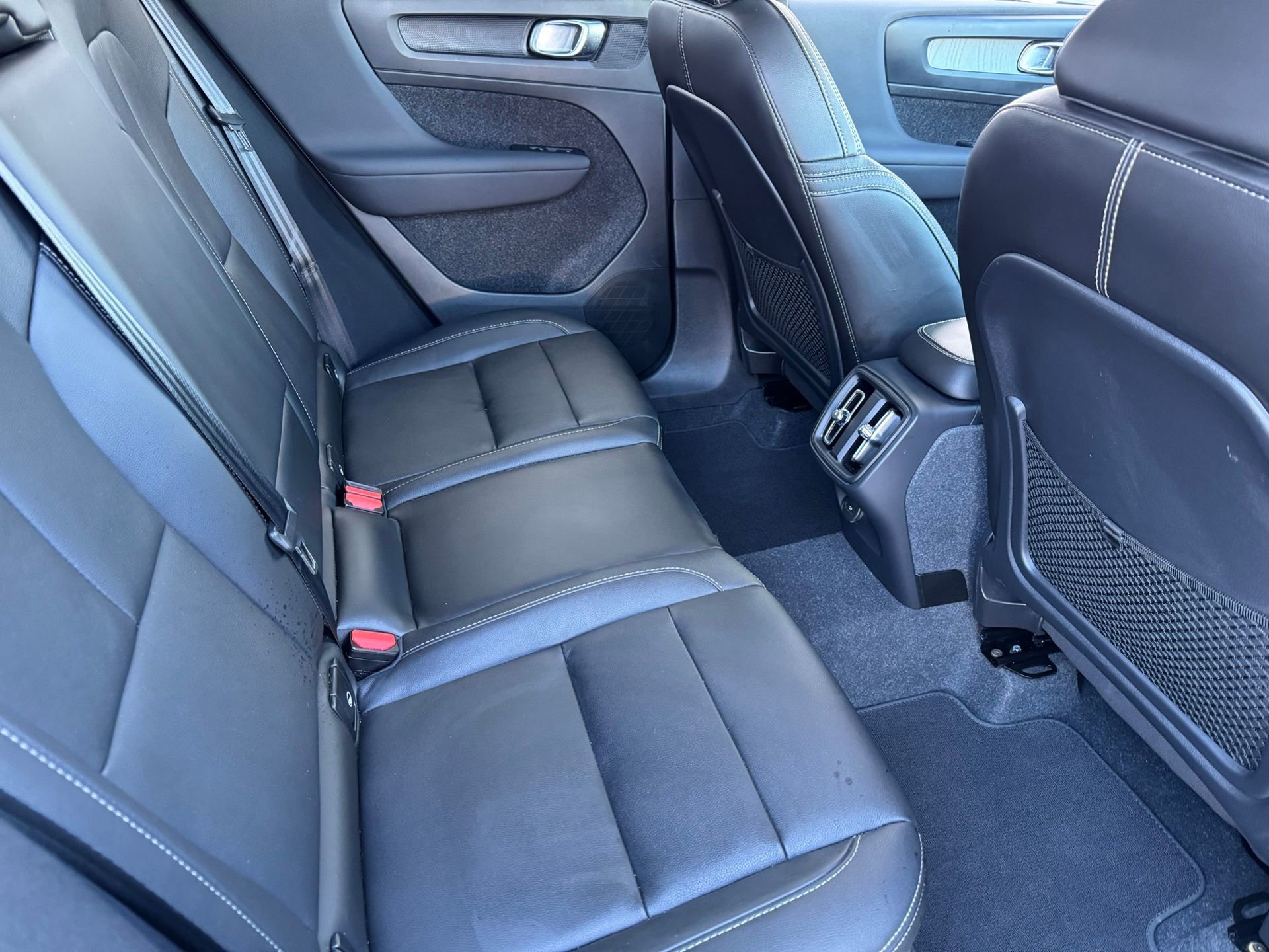 Used 2024 Volvo XC40 B5 Plus image 16