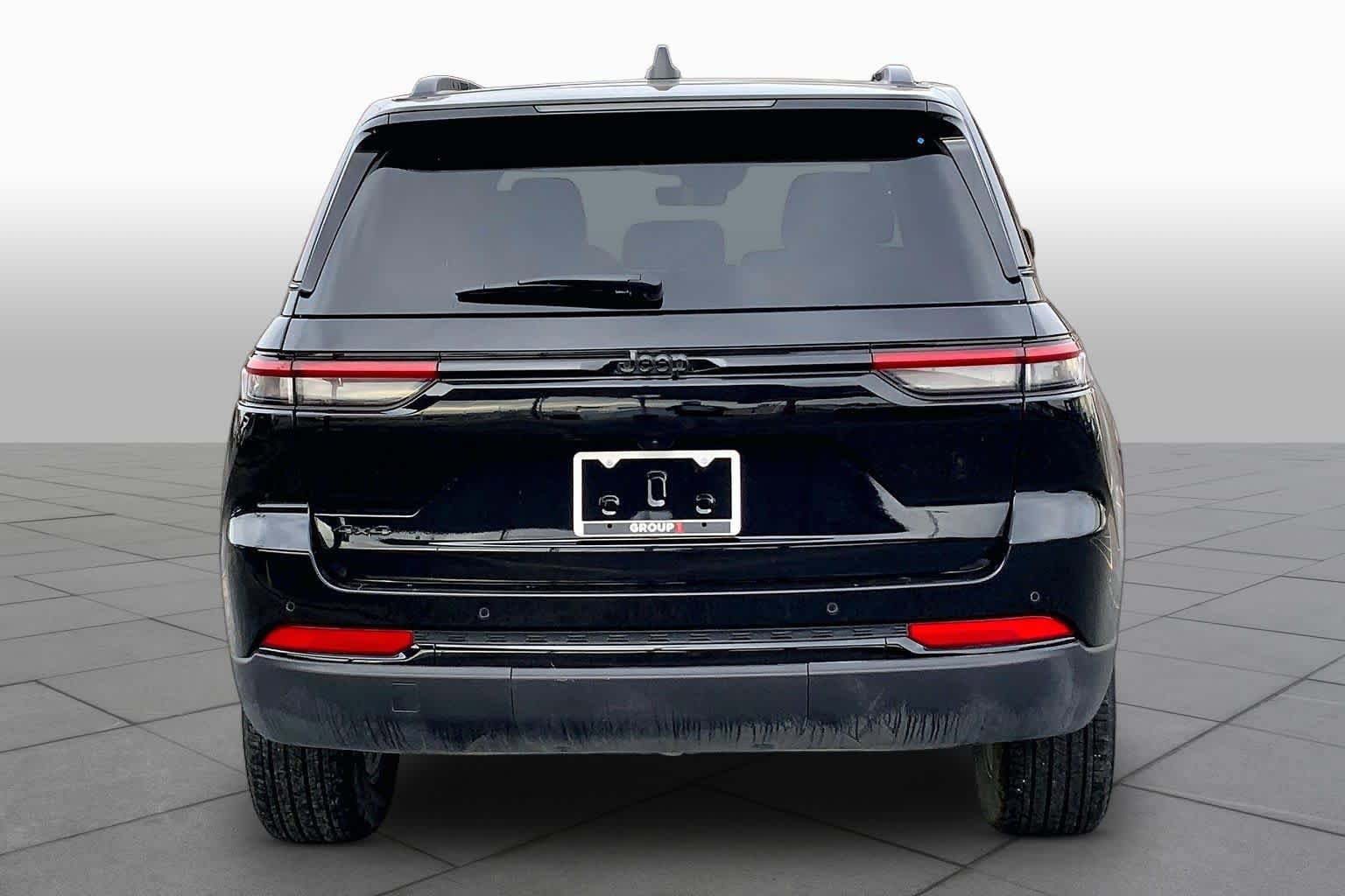 Used 2025 Jeep Grand Cherokee Altitude AWD/4WD image 5