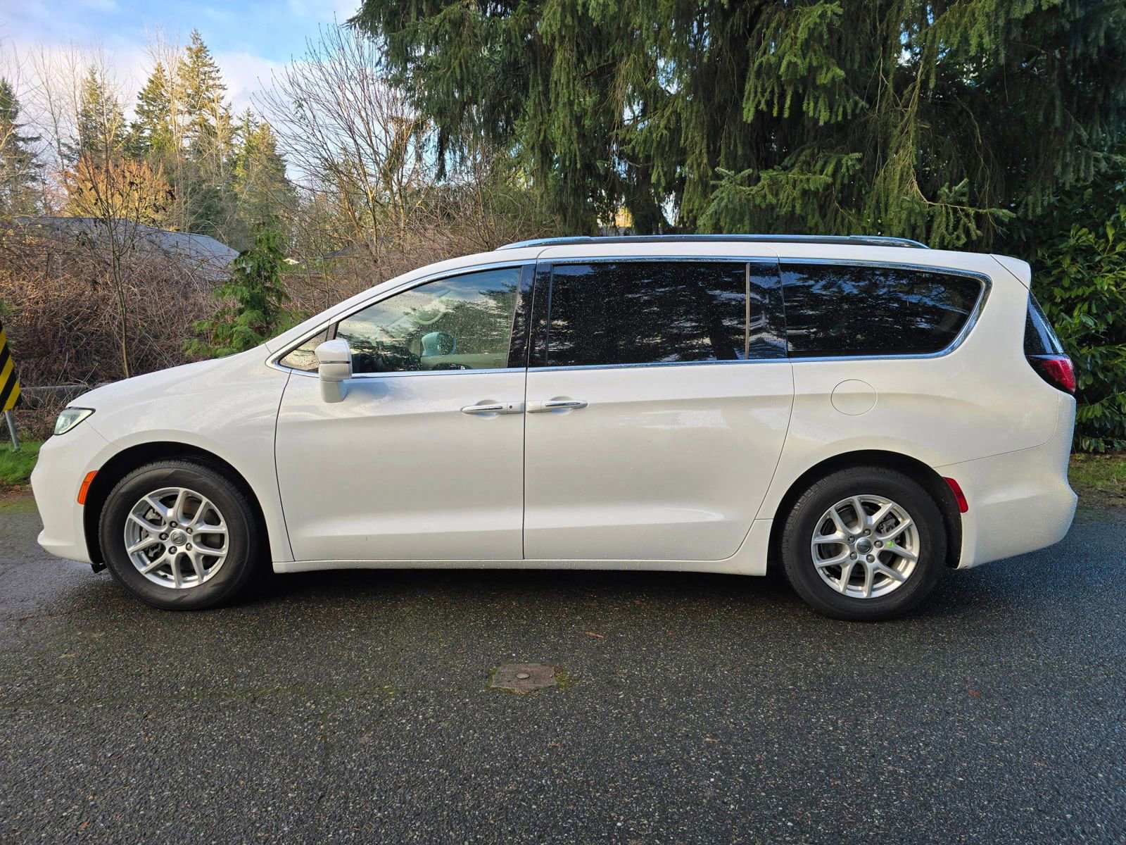 Used 2021 Chrysler Pacifica Touring-L image 2