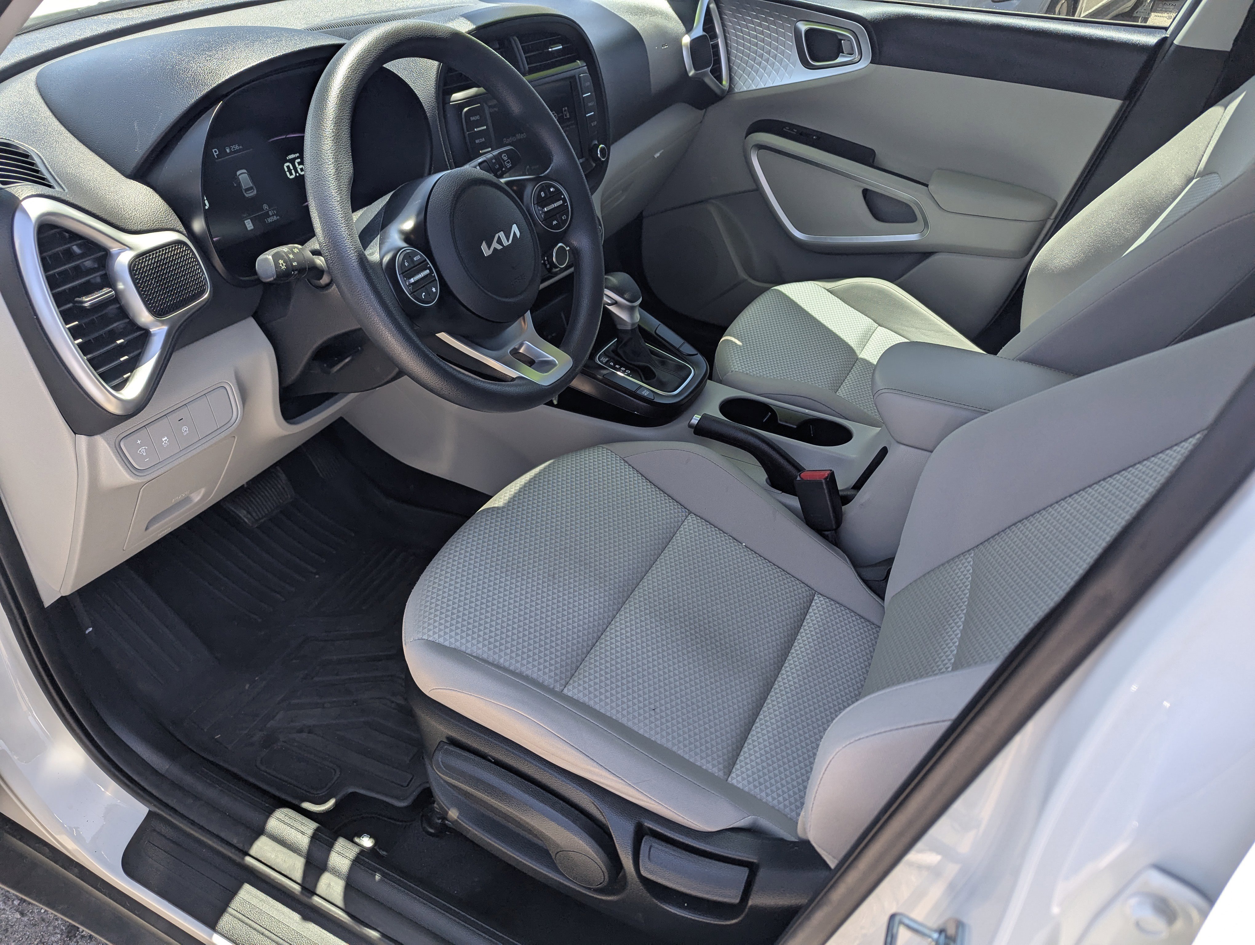 Certified 2023 Kia Soul LX w/ LX Technology Package FWD image 9