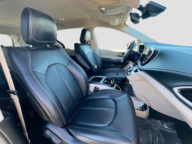 Used 2024 Chrysler Pacifica Select image 29