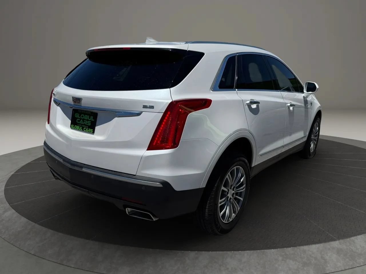 Used 2018 Cadillac XT5 Luxury w/ Driver Awareness Package FWD image 5