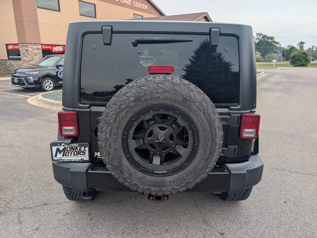 Used 2016 Jeep Wrangler Unlimited Sahara w/ Connectivity Group AWD/4WD image 8