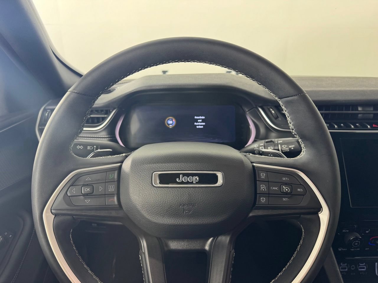 Used 2023 Jeep Grand Cherokee Altitude RWD image 12