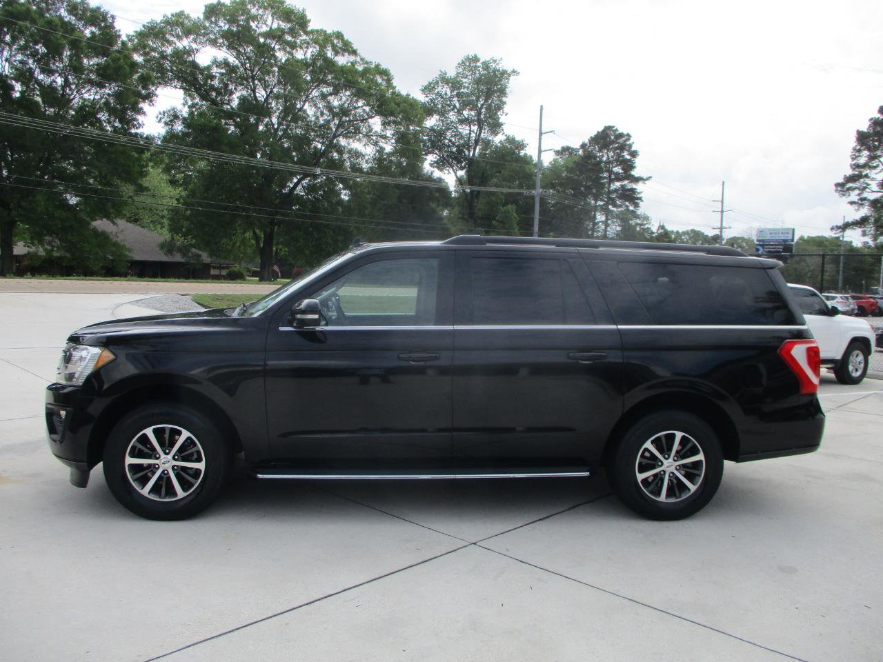 Used 2018 Ford Expedition Max XLT w/ Equipment Group 202A RWD image 8