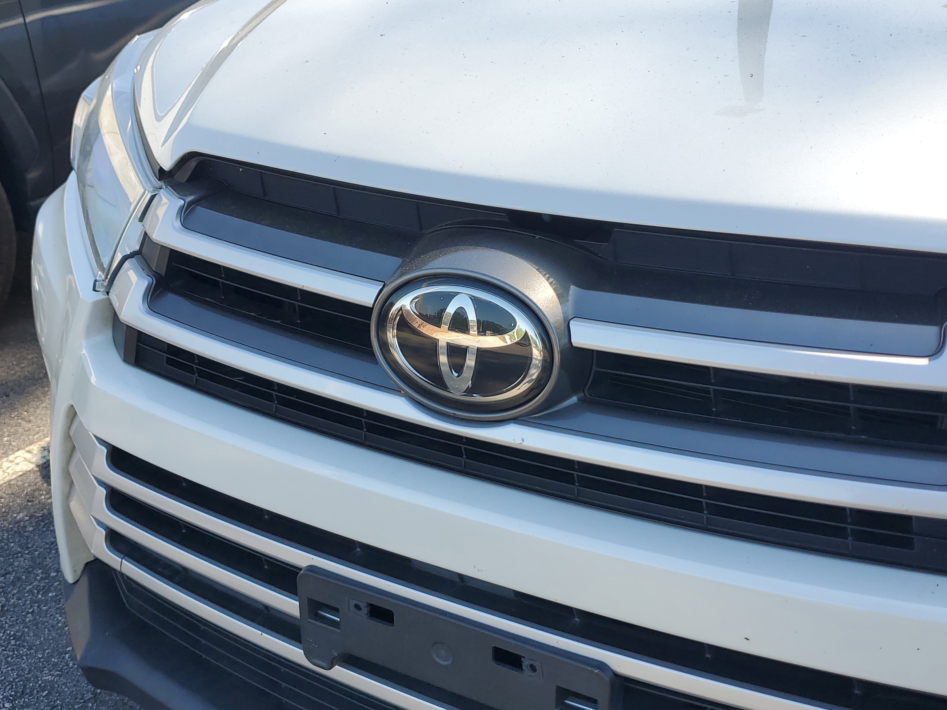 Used 2019 Toyota Highlander LE FWD image 5