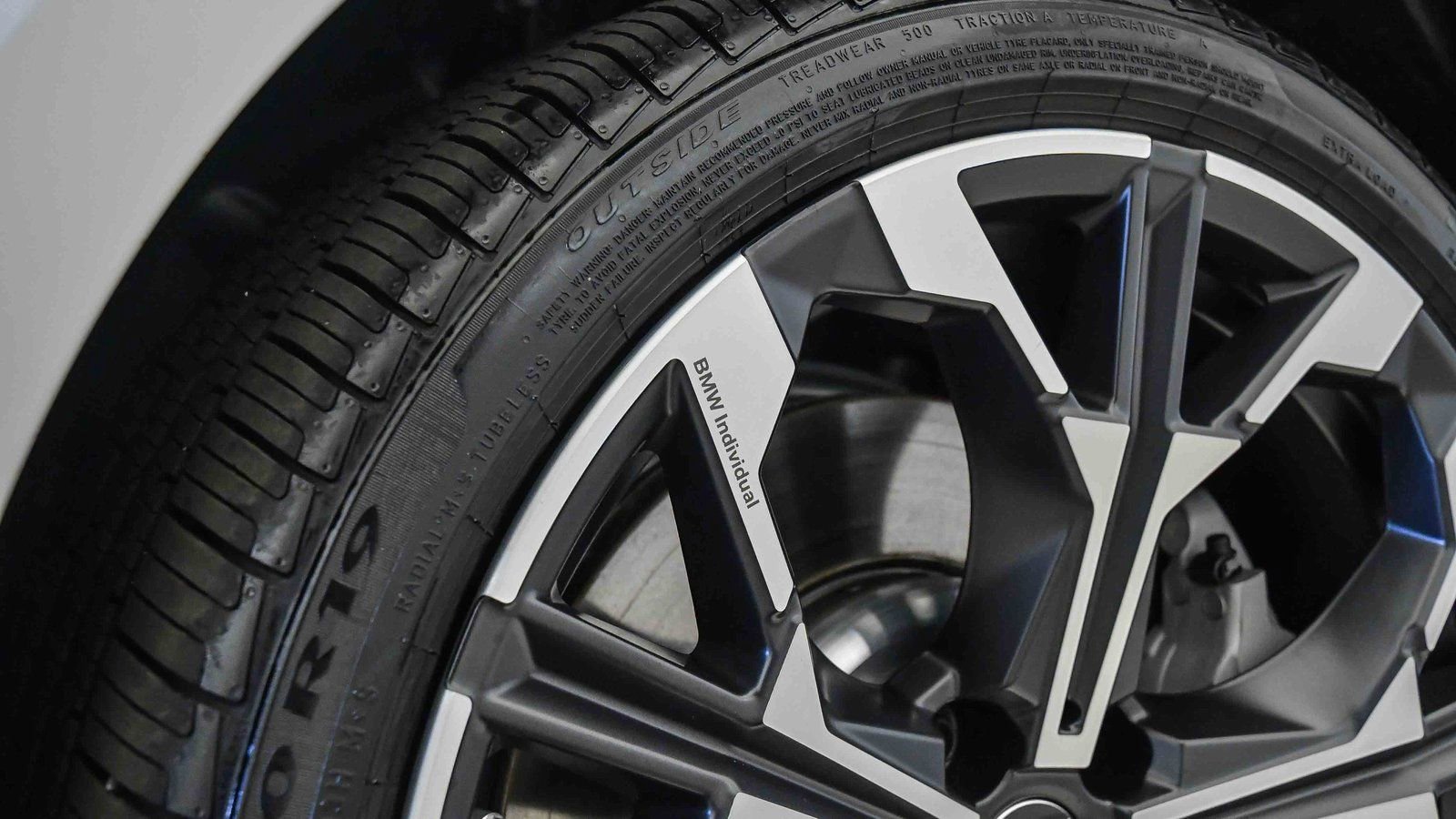 Used 2025 BMW 330i Sedan w/ Convenience Package image 11