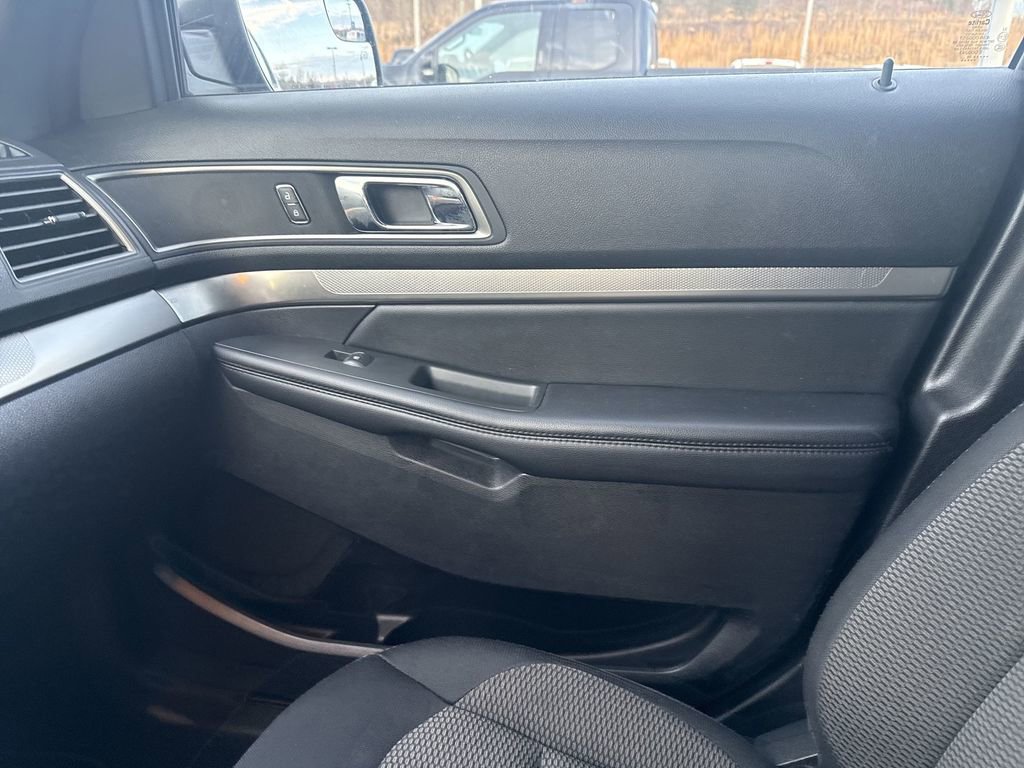 Used 2019 Ford Explorer XLT image 21