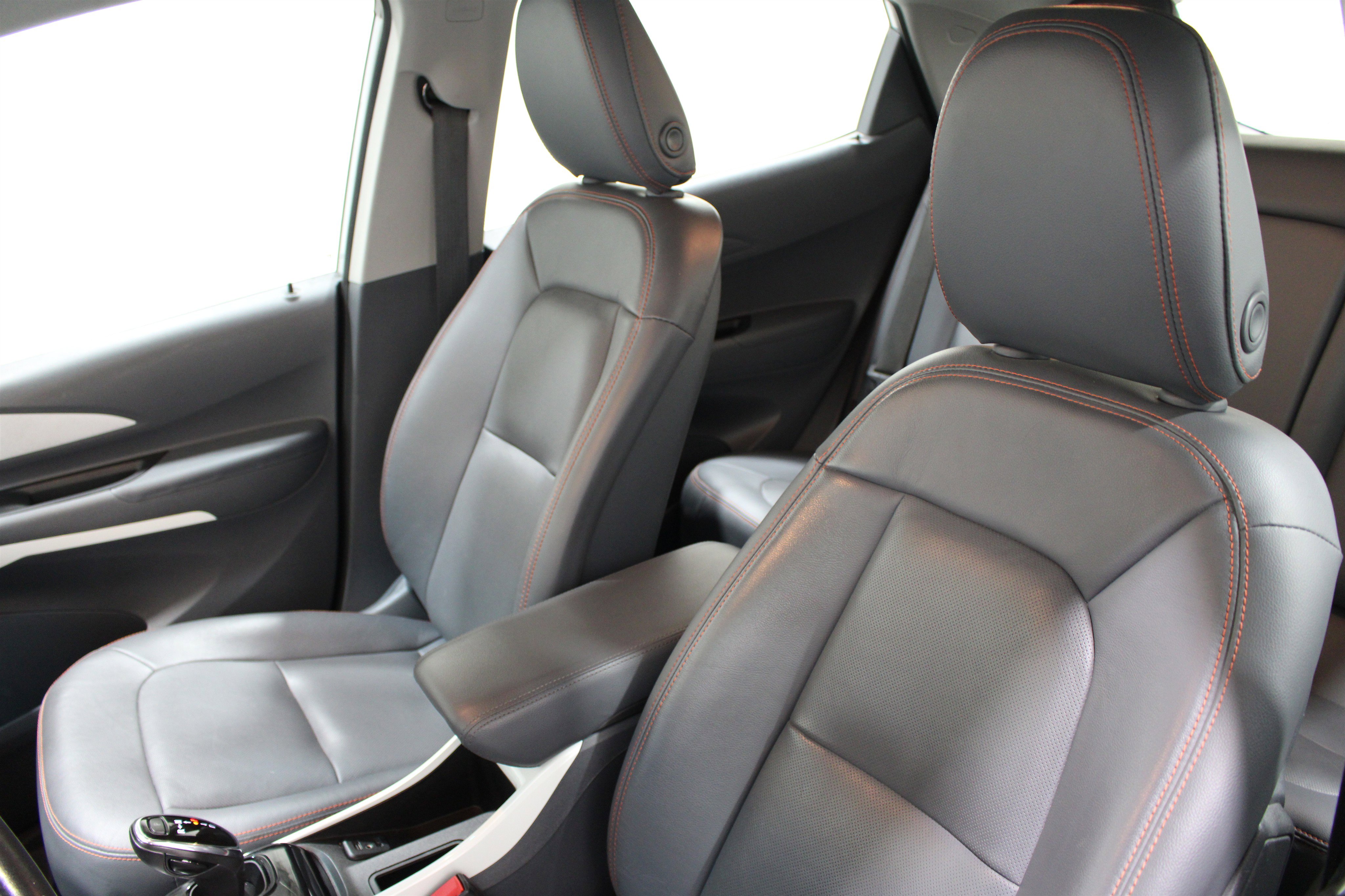 Used 2020 Chevrolet Bolt Premier w/ Infotainment Package FWD image 4