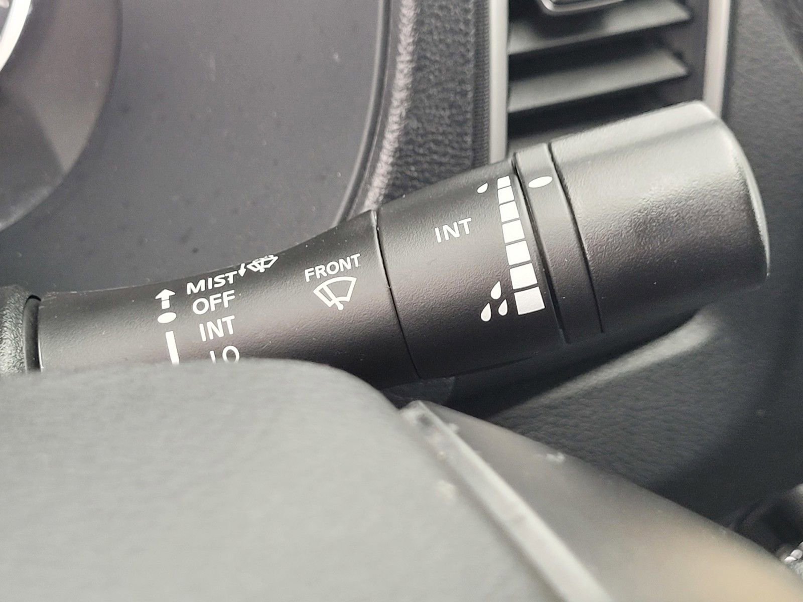 Used 2023 Nissan Frontier SV image 26