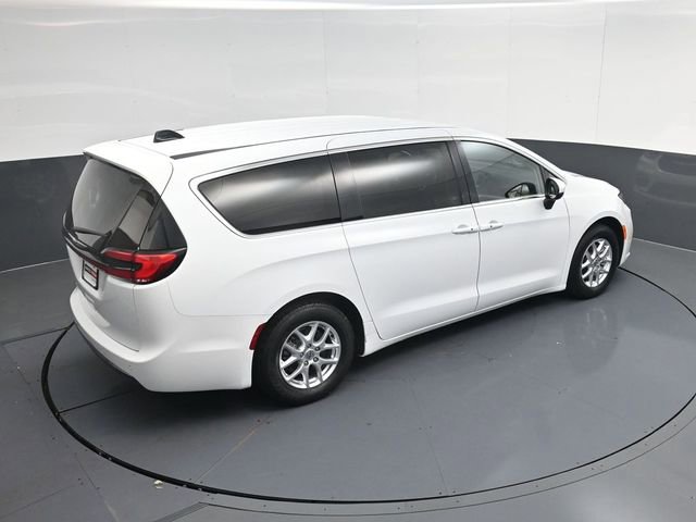 Used 2023 Chrysler Pacifica Touring-L image 40