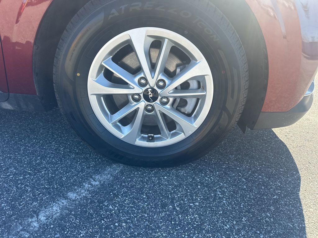 Used 2024 Kia Carnival LX image 4