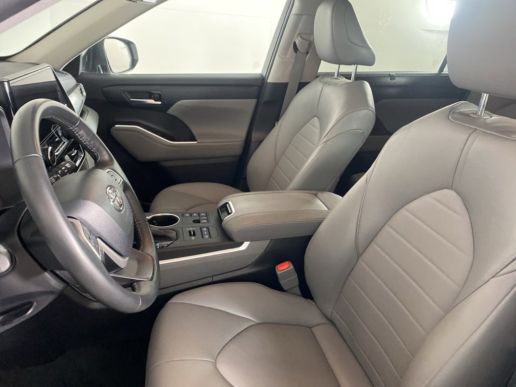 Used 2023 Toyota Highlander XLE image 30