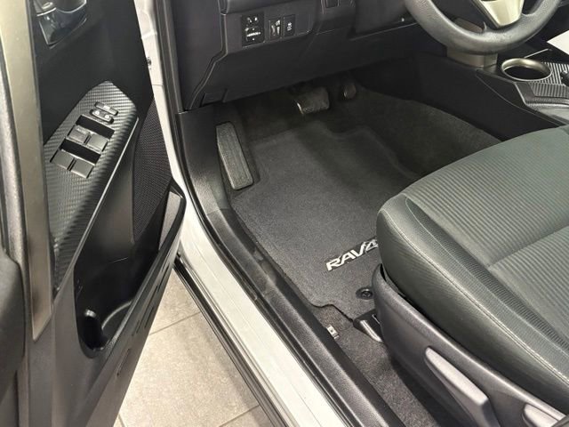 Used 2014 Toyota RAV4 XLE AWD/4WD image 9