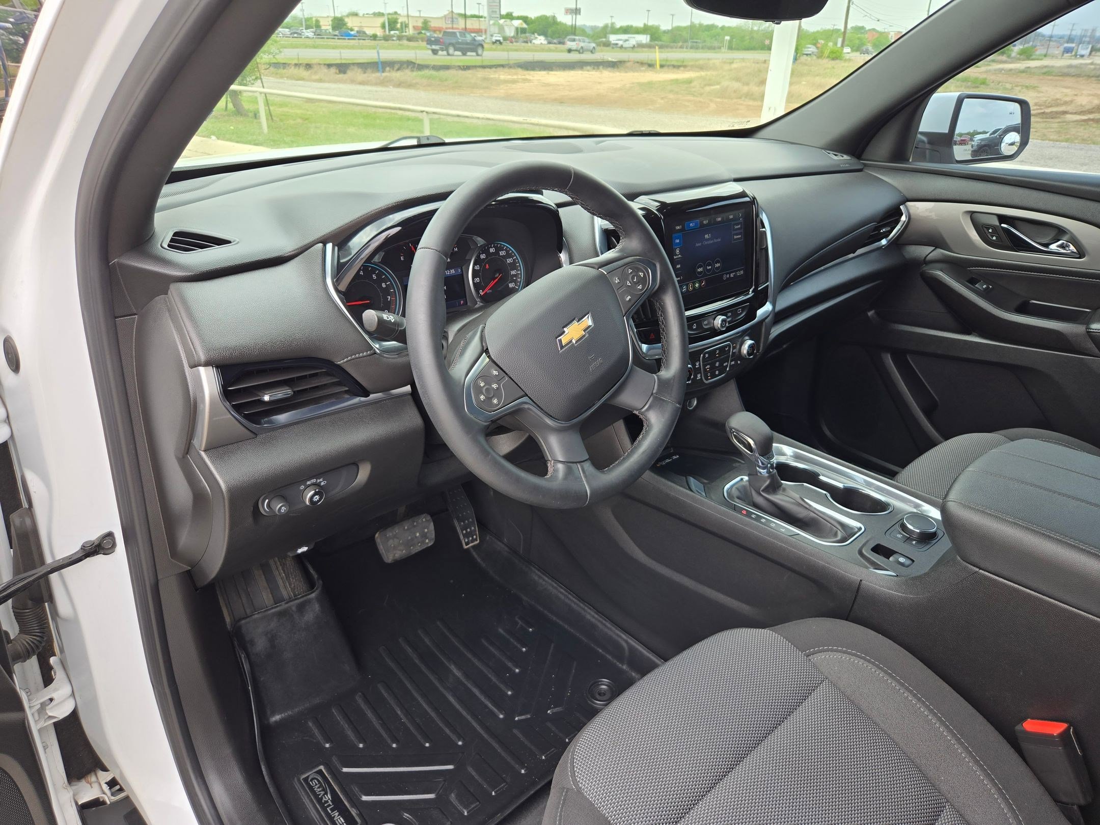 Used 2023 Chevrolet Traverse LT image 11
