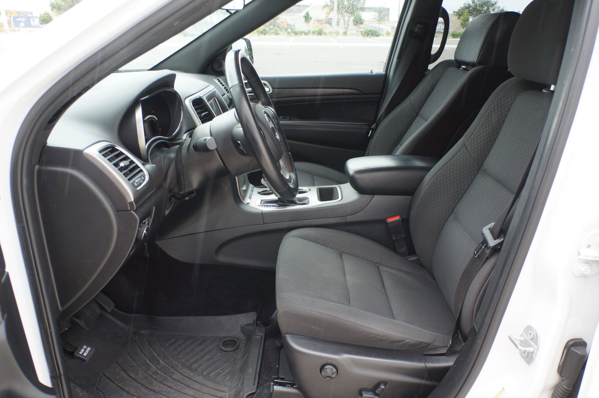 Used 2018 Jeep Grand Cherokee Laredo image 24