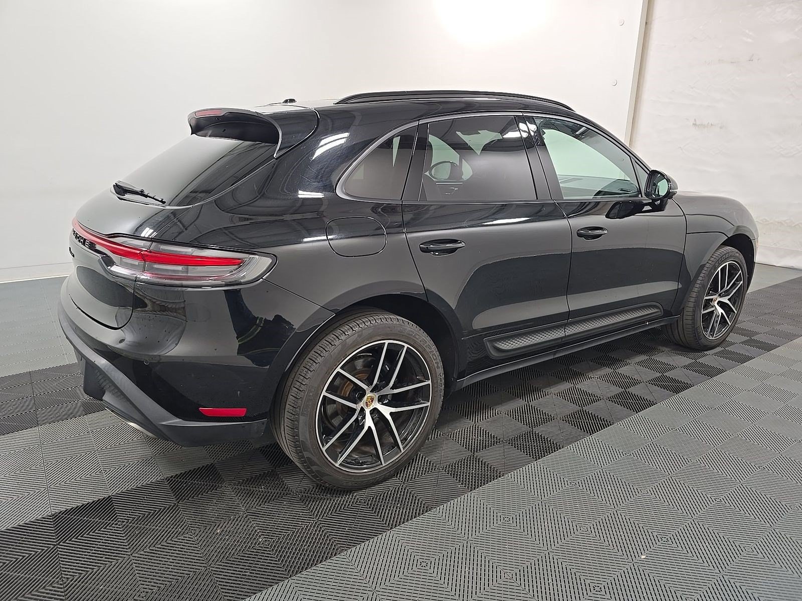 Used 2022 Porsche Macan w/ Premium Package Plus AWD/4WD image 6