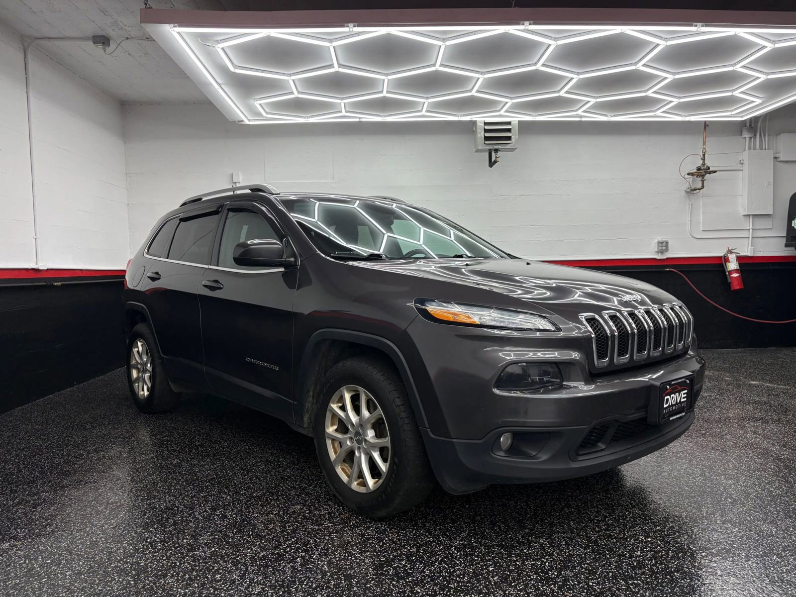 Used 2018 Jeep Cherokee Latitude Plus w/ Cold Weather Group image 3