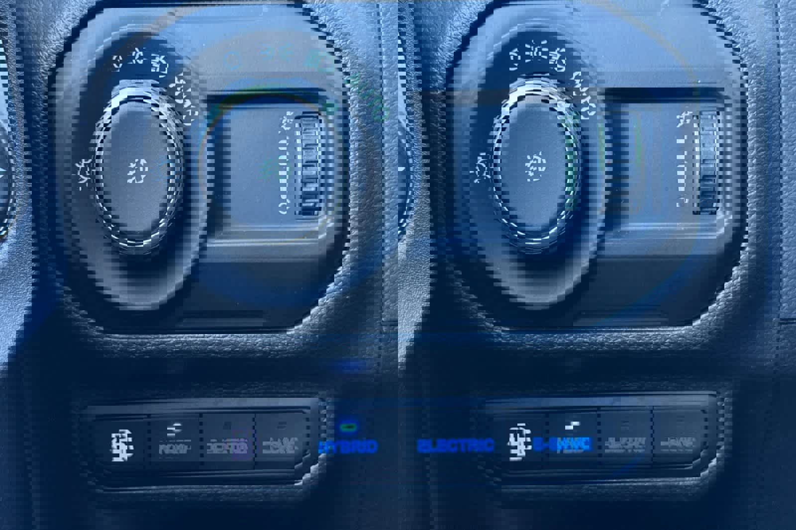 Used 2023 Jeep Wrangler Unlimited w/ Cold Weather Group image 33