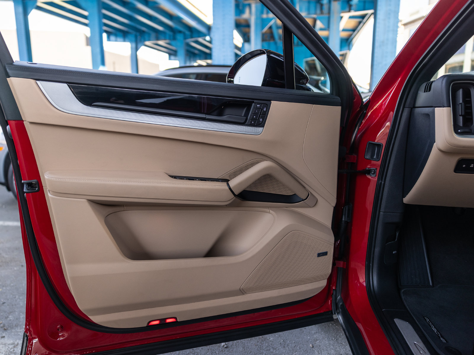 Certified 2025 Porsche Cayenne E-Hybrid Coupe AWD/4WD image 39