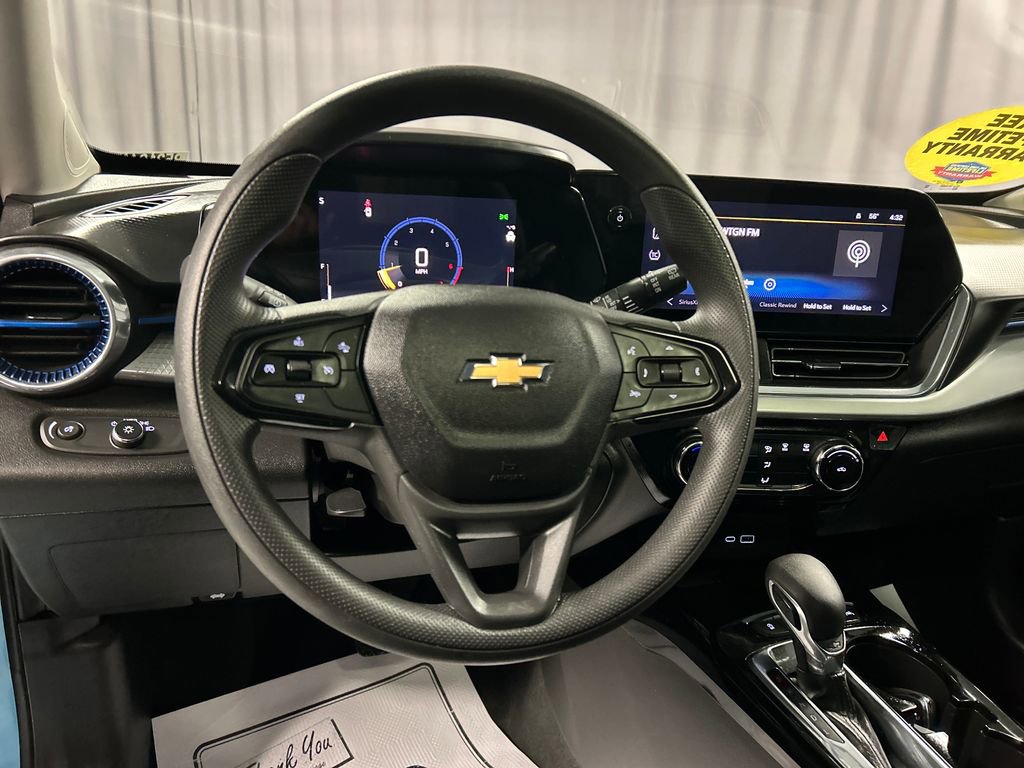 Used 2025 Chevrolet Trax LT w/ Sunroof Package image 15