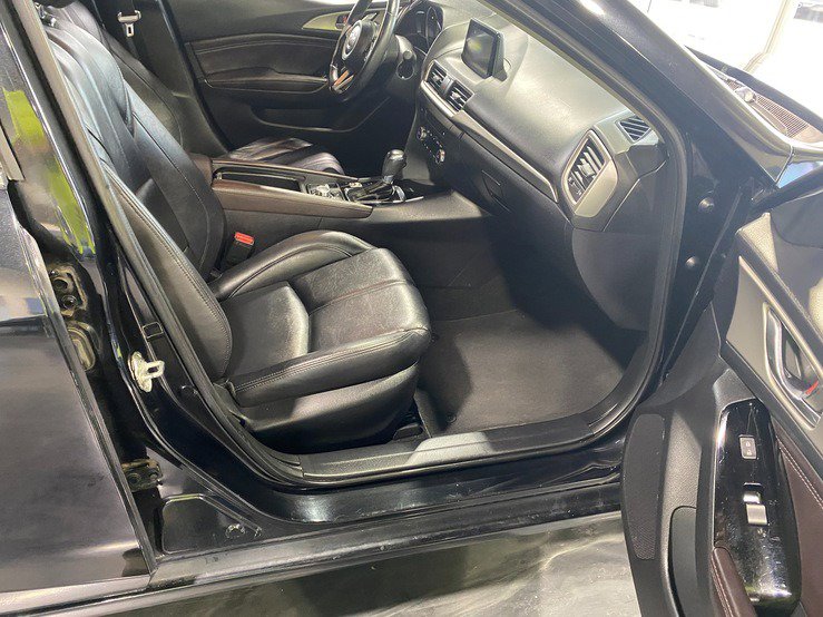 Used 2017 MAZDA MAZDA3 Touring image 18