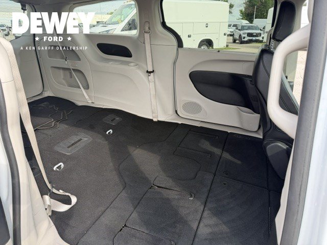 Used 2023 Chrysler Pacifica Touring-L FWD image 32