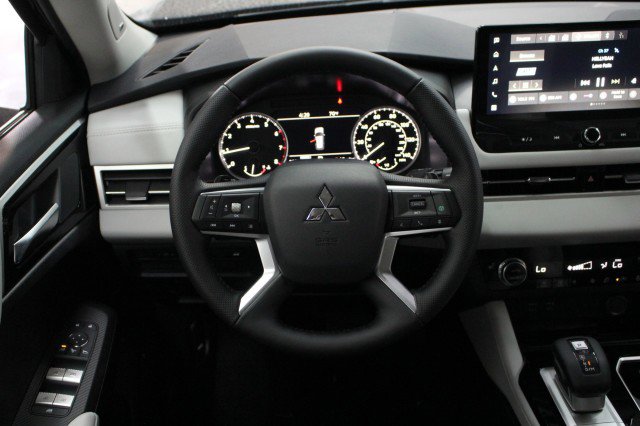 New 2026 Mitsubishi Outlander SE image 21