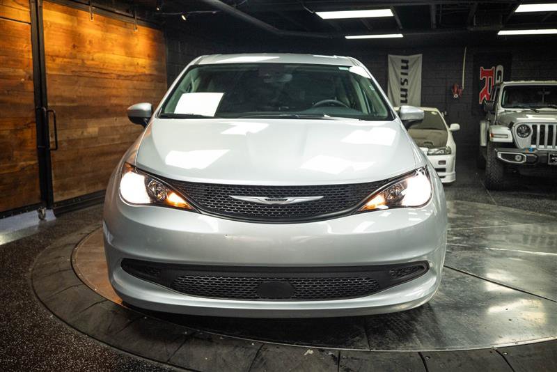 Used 2023 Chrysler Voyager LX image 4