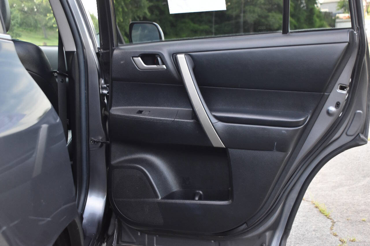 Used 2012 Toyota Highlander SE w/ Tow Pkg AWD/4WD image 11