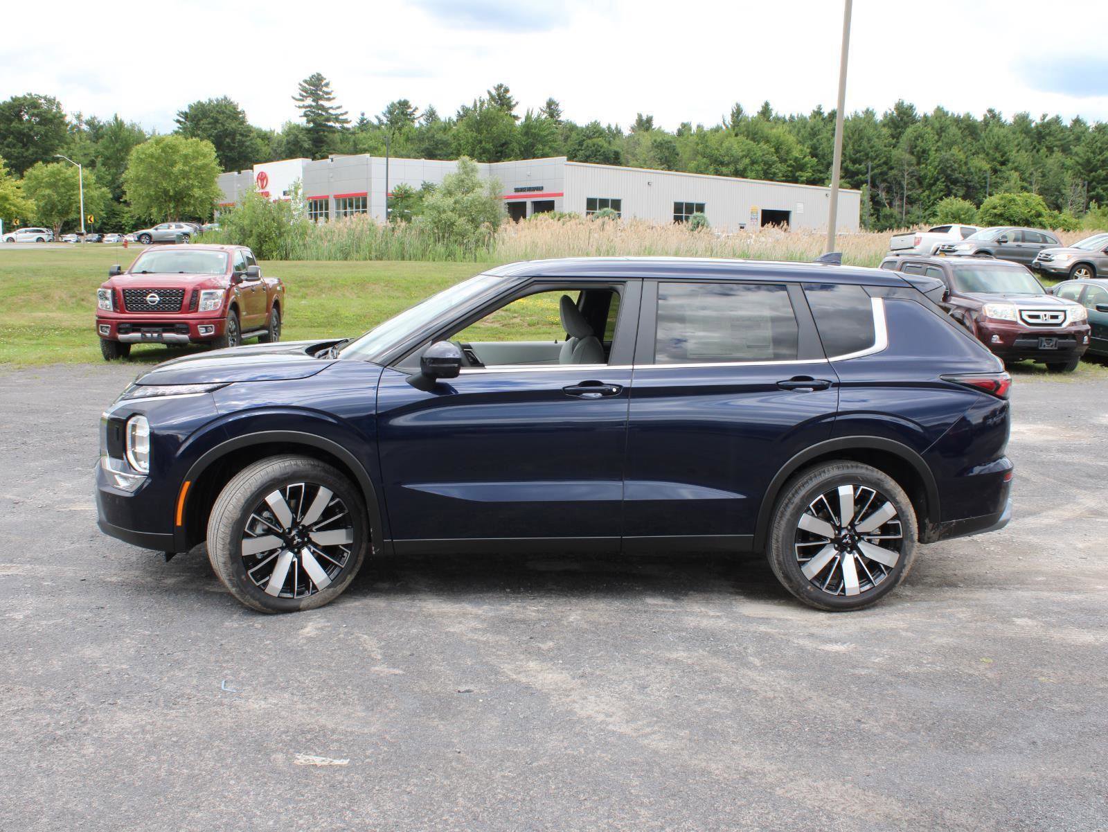 New 2025 Mitsubishi Outlander SE image 5