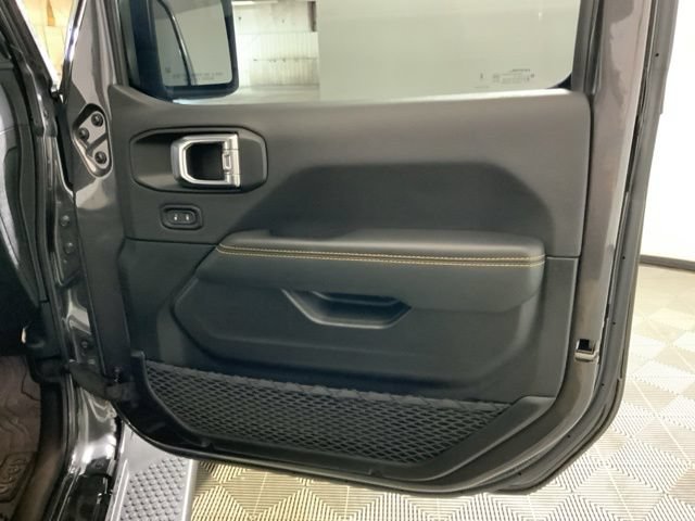 Used 2025 Jeep Wrangler Unlimited Sahara w/ Technology Group AWD/4WD image 28