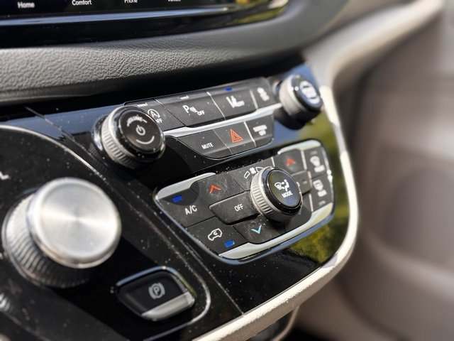 Used 2024 Chrysler Pacifica Touring-L image 15