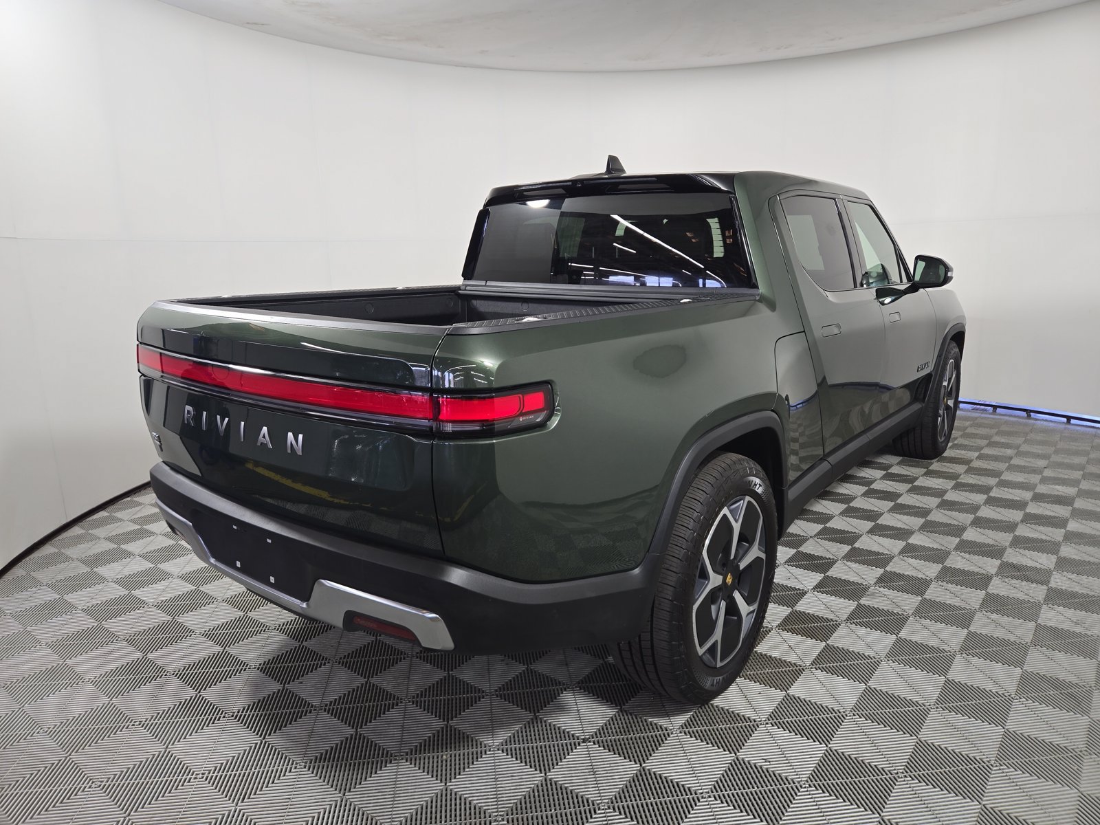 Used 2024 Rivian R1T Adventure Dual AWD/4WD image 5