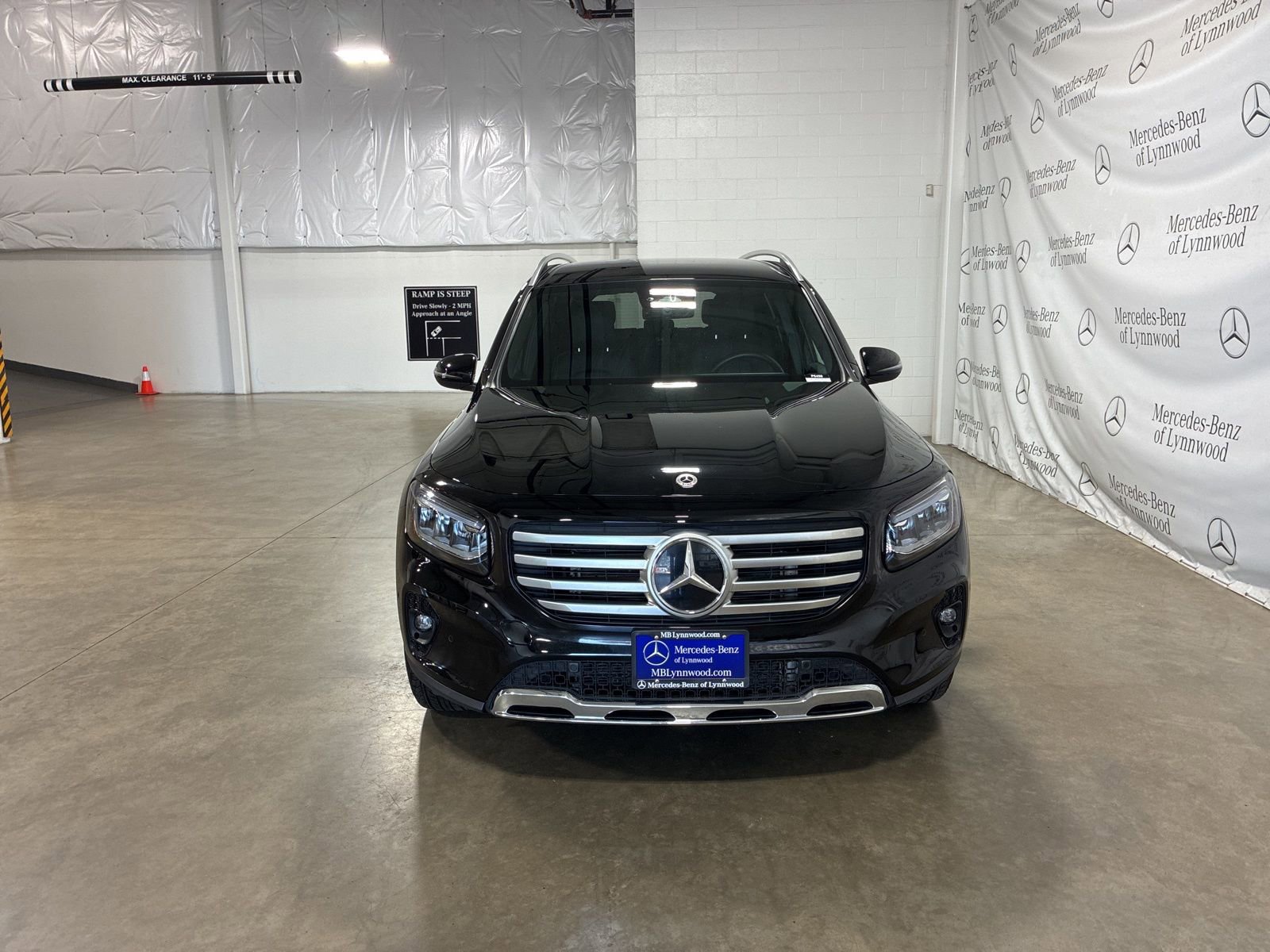 Used 2024 Mercedes-Benz GLB 250 4MATIC image 2