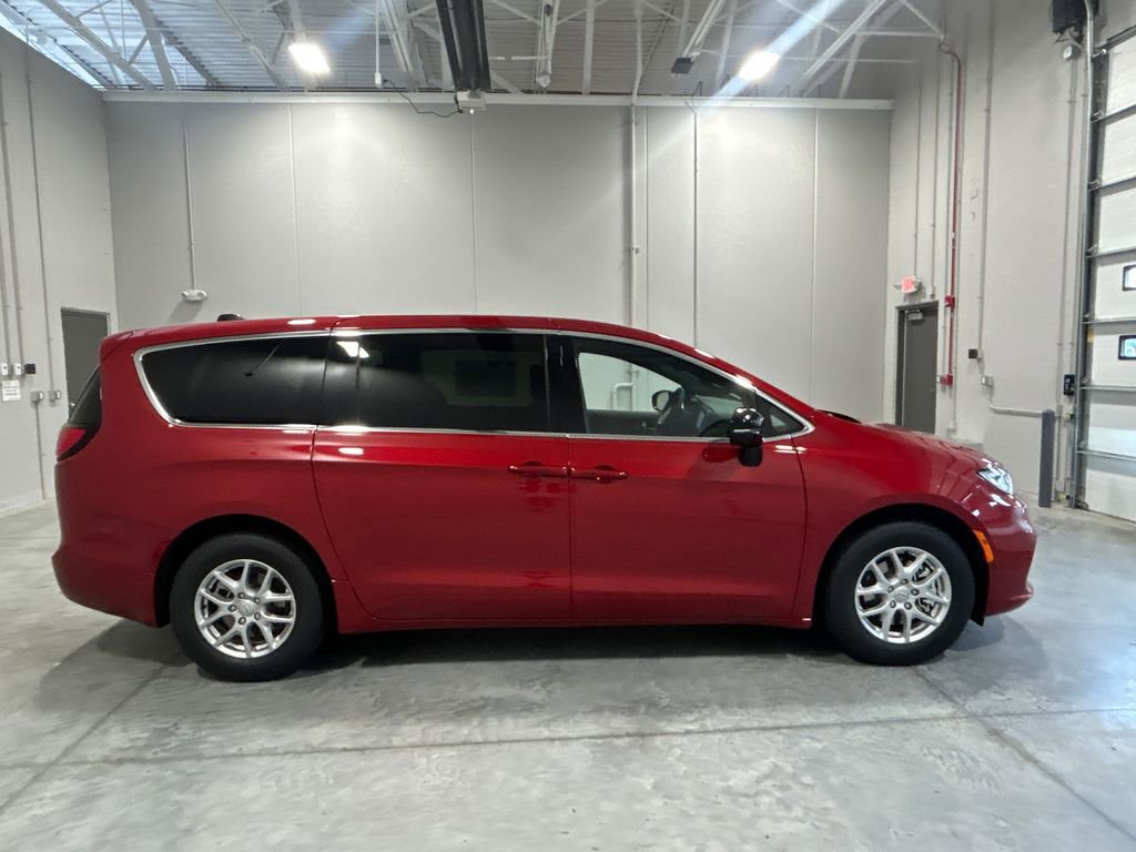 New 2026 Chrysler Pacifica Select image 5