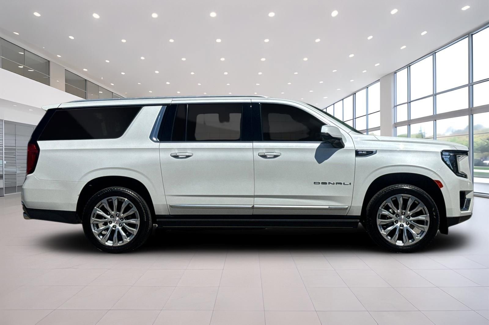 Used 2022 GMC Yukon XL Denali w/ Max Trailering Package AWD/4WD image 3