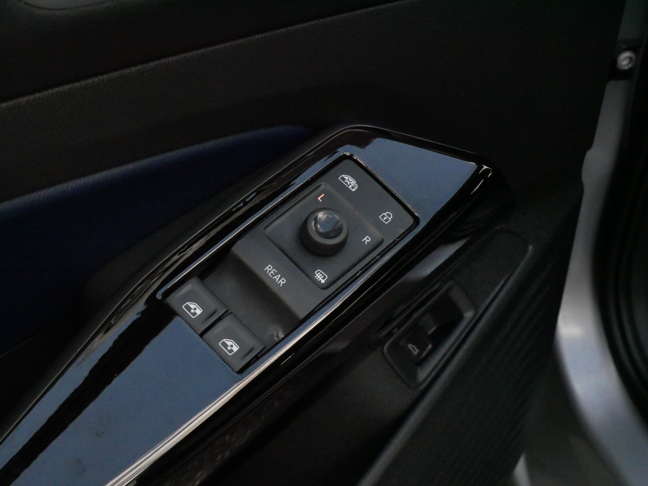 Certified 2025 Volkswagen ID.4 Pro S AWD/4WD image 19