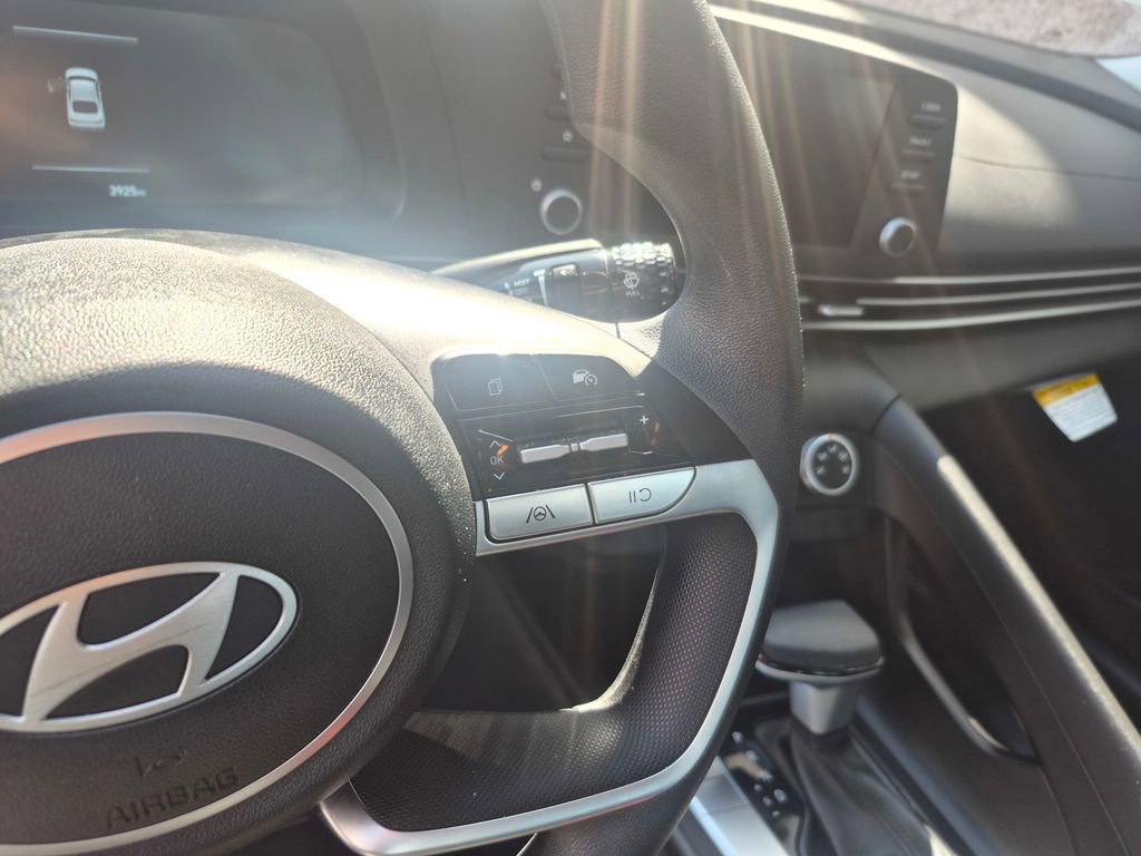 Used 2025 Hyundai Elantra SE w/ Cargo Package image 15