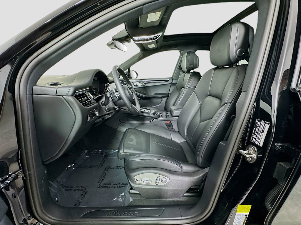 Certified 2026 Porsche Macan AWD/4WD image 5