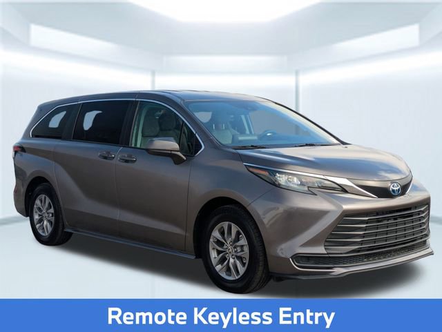 Used 2024 Toyota Sienna LE image 9