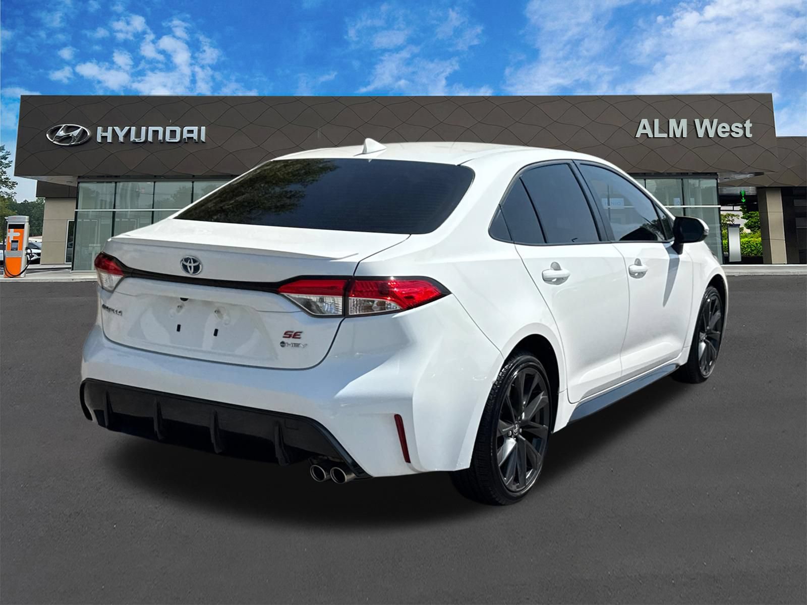 Used 2025 Toyota Corolla SE w/ Convenience Package FWD image 5