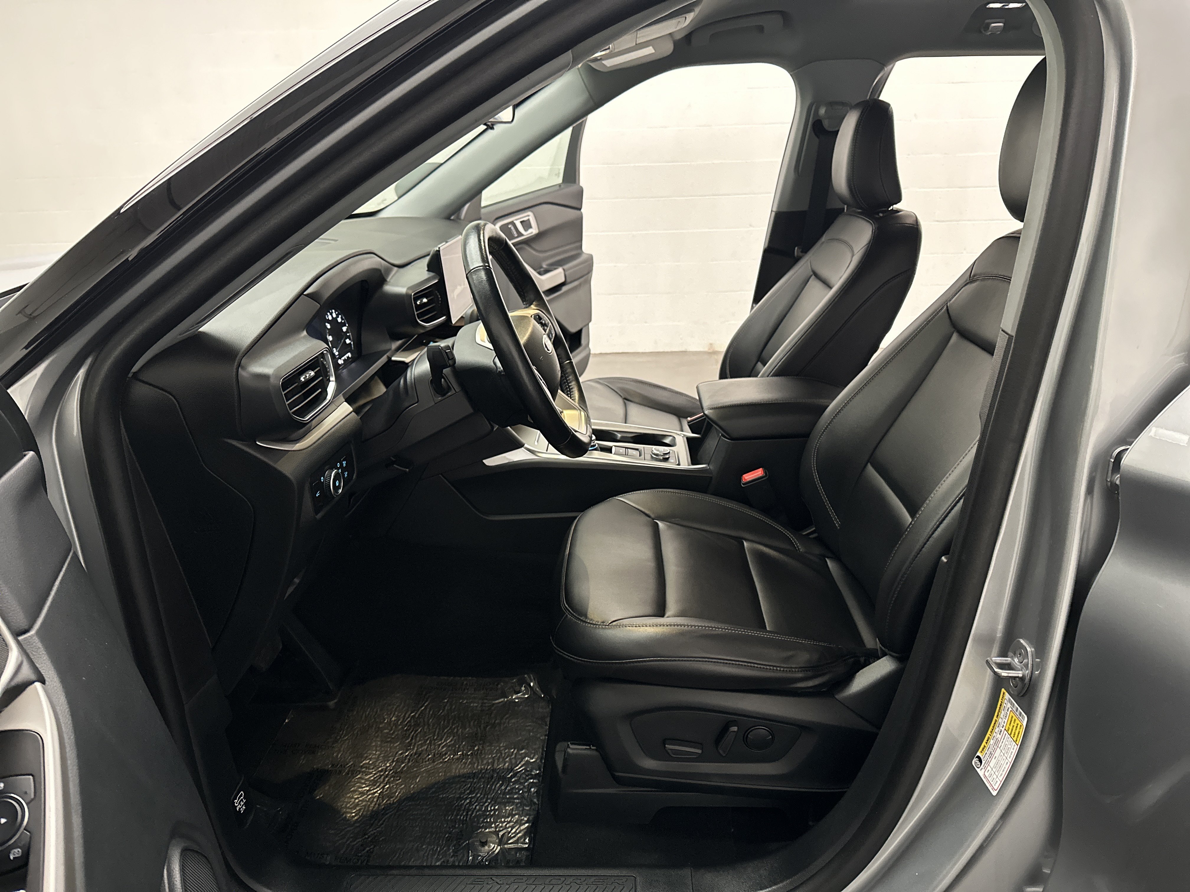 Used 2023 Ford Explorer XLT w/ Equipment Group 202A AWD/4WD image 19