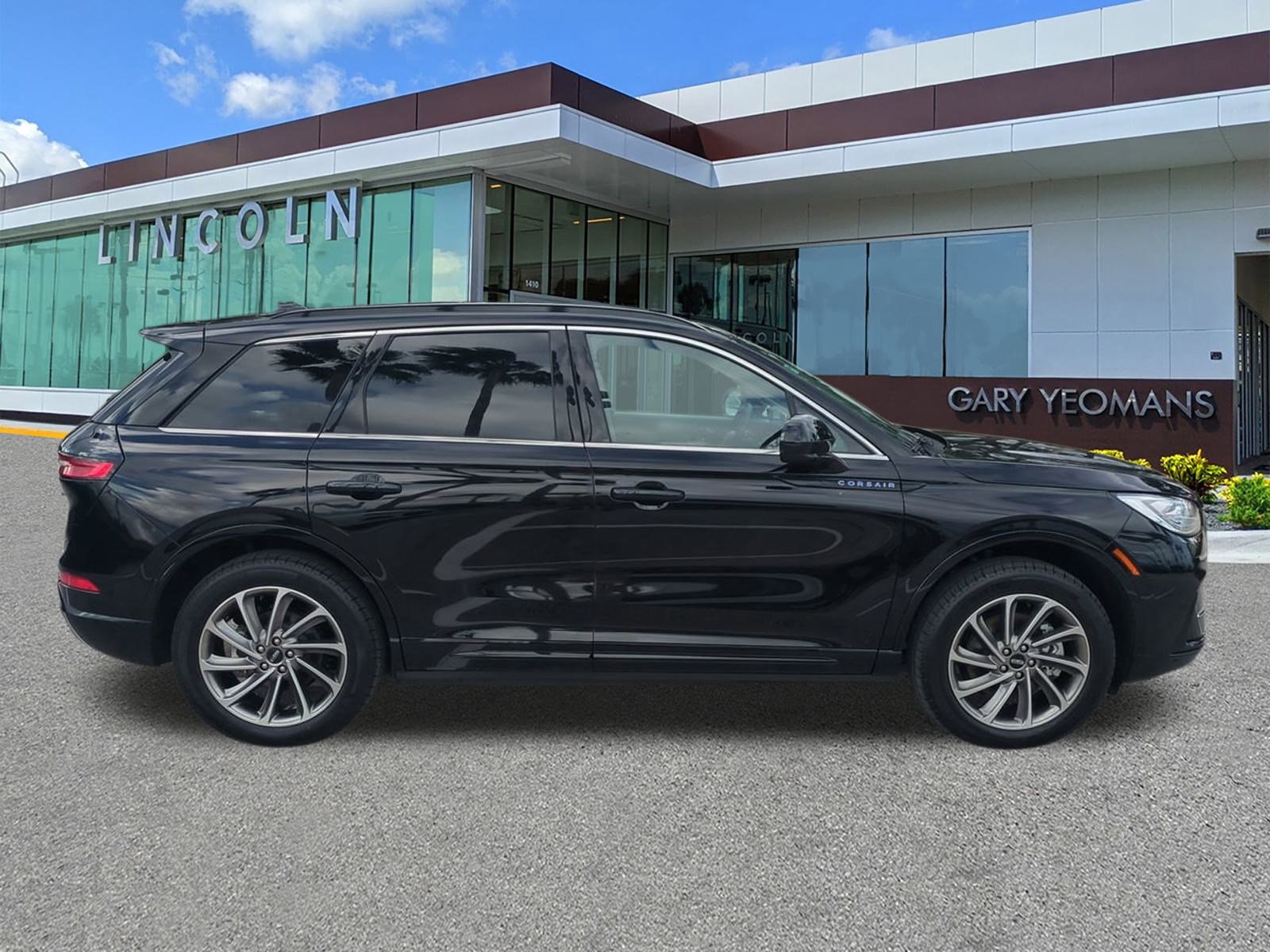 Used 2025 Lincoln Corsair Grand Touring image 3