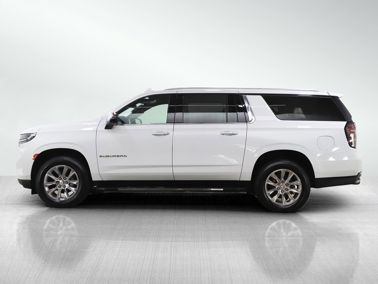 Used 2023 Chevrolet Suburban Premier AWD/4WD image 2