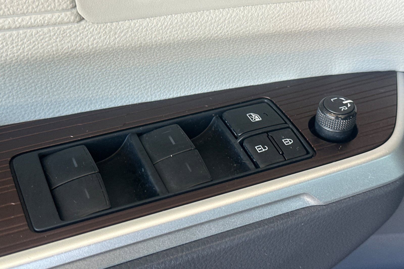 Used 2023 Toyota Sienna XLE FWD image 13